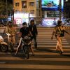 CSGT đo nồng độ cồn ngay phố nhậu, dân nhậu Sài Gòn quyết 'cố thủ' không về