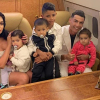 Gia đình C. Ronaldo đi máy bay riêng về Italy