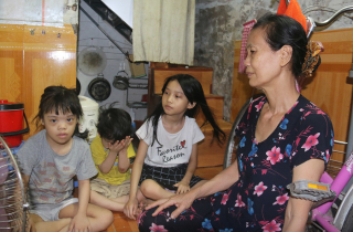 Bé gái 10 tuổi sống giữa Thủ đô chưa một ngày đến trường