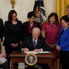 Biden ký luật bảo vệ người gốc Á