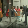 Thủ tướng Hà Lan tự lau sảnh quốc hội sau khi đánh đổ cafe