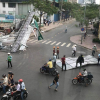 Giông lốc dữ dội cuốn tung biển hiệu, quật đổ cây xanh ở Sài Gòn