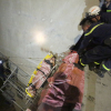 Cảnh sát đu dây cứu nam thanh niên rơi từ cầu Nhật Tân xuống đất