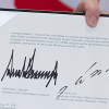 Chữ ký của Kim Jong-un được ví với 'tên lửa bay'
