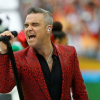 Robbie Williams bị chỉ trích vì giơ 