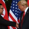 Vì sao Trump gây tranh cãi khi chào tướng Triều Tiên kiểu nhà binh?