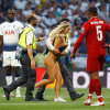 Fan nữ ngực khủng làm náo loạn trận chung kết Champions League