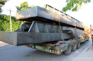 Đoàn xe vượt tải trọng chống đối khi bị kiểm tra