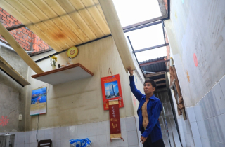 Lốc xoáy làm tốc mái nhiều nhà dân ở Thủ Thiêm