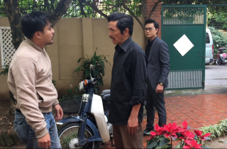 Tiến Lộc bị Trọng Hùng đánh không trượt phát nào khi quay 'Về nhà đi con'