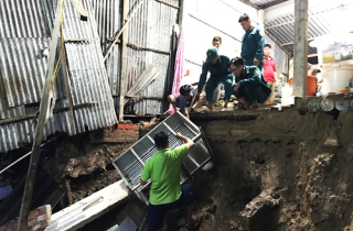 8 căn nhà trôi xuống sông ở miền Tây