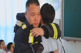 Cuộc gặp con gái trong lớp học khiến người lính cứu hỏa rơi nước mắt