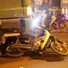 Xe tải cuốn 2 phụ nữ dừng đèn đỏ vào gầm, 1 người chết ở Hà Nội