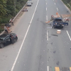 Ôtô mất lái đâm vào dải phân cách Đại lộ Thăng Long