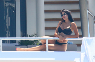 Bồ yêu Ronaldo mặc bikini 'đốt mắt' phái mạnh