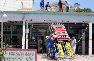 Đà Nẵng cưỡng chế tháo dỡ nhiều nhà hàng hải sản ven biển