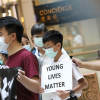 Người biểu tình Hong Kong kéo đến trung tâm thương mại