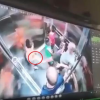 Một người đàn ông lấy chân chạm vùng kín bé trai 6 tuổi trong thang máy