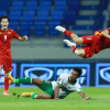 Cầu thủ Indonesia đạp tung người Tuấn Anh