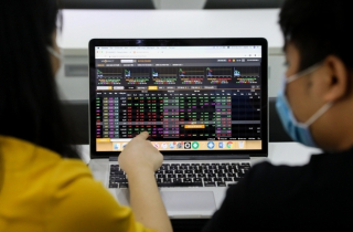 VN-Index chạm đỉnh mới