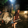 Người dân ngoại thành Hà Nội trắng đêm dầm mưa chạy lũ