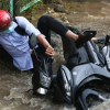 Nước ngập ở Hà Nội khiến nhiều xe rụng biển số, hỏng bugi