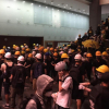 Người biểu tình Hong Kong đập phá tòa nhà cơ quan lập pháp