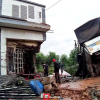 Ôtô tải tông sập nhà dân ở Lâm Đồng