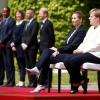 Bà Merkel ngồi ghế trong lễ đón Thủ tướng Đan Mạch
