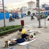 2 bà cháu ngủ vỉa hè Sài Gòn vẫn dành tiền nuôi chú chó nhỏ