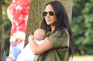 Công nương Meghan gây tranh cãi về cách bế con