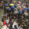 Hồng Kông: Bạo loạn tại trung tâm mua sắm, 22 người nhập viện