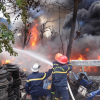 Hàng trăm chiếc lốp xe ôtô cũ bén lửa bốc cháy dữ dội giữa khu dân cư