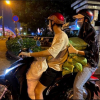 Hoa hậu Tiểu Vy đi xe máy phát gạo cho người nghèo tại TP.HCM