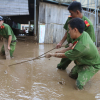 Bùn cao nửa mét sau lũ tại thị trấn ở Nghệ An