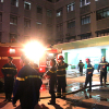 Cháy bệnh viện, bác sĩ và người nhà hốt hoảng di chuyển bệnh nhân