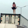 Người phụ nữ nhảy múa trên nóc xe container ở Hà Nội