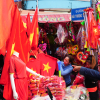 Người Sài Gòn tấp nập đi mua đồ cổ vũ Olympic Việt Nam