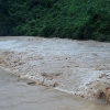 Nước lũ ngập sâu hơn một mét trên quốc lộ ở Nghệ An