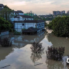 Hình ảnh thị trấn cổ nổi tiếng Trung Quốc chìm trong nước lũ
