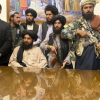 Binh lính Taliban ăn mừng bên trong dinh tổng thống Afghanistan