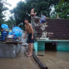 Nước ngập mênh mông, nhiều người dân vùng lũ Thanh Hóa sống khổ trên mái nhà