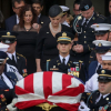 John McCain an nghỉ cạnh bạn thân tại nghĩa trang hải quân