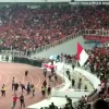 Cầu thủ Indonesia bỏ trận đấu ngăn CĐV nhà tràn sân