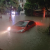 Phố phường Thái Nguyên chìm trong biển nước sau mưa lớn, ngập gần tới nóc ô tô