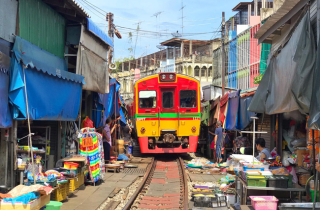 Chợ đường ray xe lửa ở Bangkok