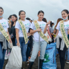 Hoa hậu Phương Khánh cùng hàng ngàn người dân Philippines dọn rác trên bờ biển