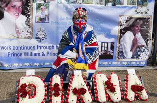 Fan đặt hoa ngoài Điện Kensington tưởng nhớ Diana
