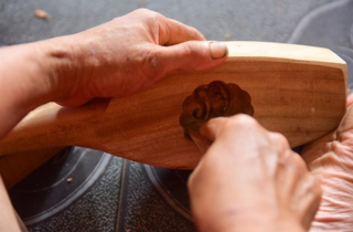 Những người “giữ lửa” nghề làm khuôn bánh Trung thu truyền thống