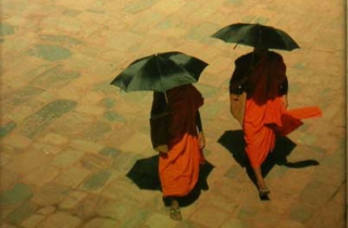 Tự che bằng dù của mình